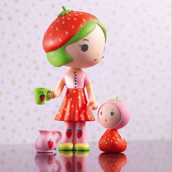 「ティーニー ルズ&ライト」という商品です。イチゴを愛するベリーと仲間のイチゴのような生き物リラの人形セット。TINYLY(ティーニー)のフィギュアシリーズ。